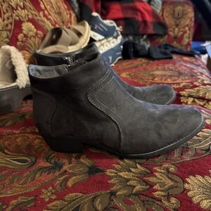 Ingaro Womens Ankle Boots Booties Gray Low Heel Stacked Zip 8 M